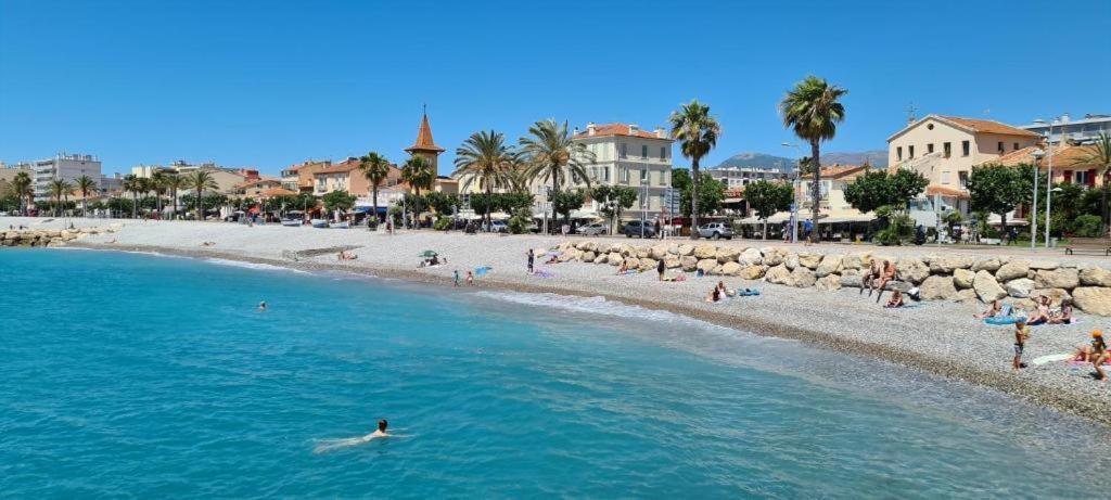 Grand Studio Tres Agreable Avec Bar, Cuisine Et Terrasse Cagnes-sur-Mer Exterior foto